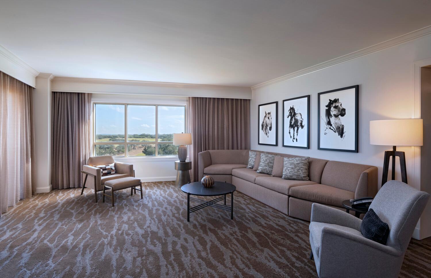 Suite con cama extragrande, sofá cama y vistas al campo de golf
